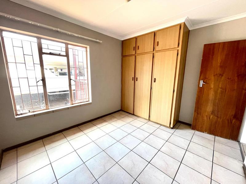 To Let 2 Bedroom Property for Rent in Kannoniers Park North West